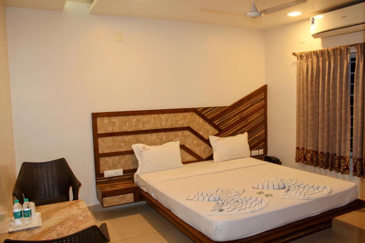 Annai In Saravana Bhavan Fine Stay And Restaurant Велангани Екстериор снимка